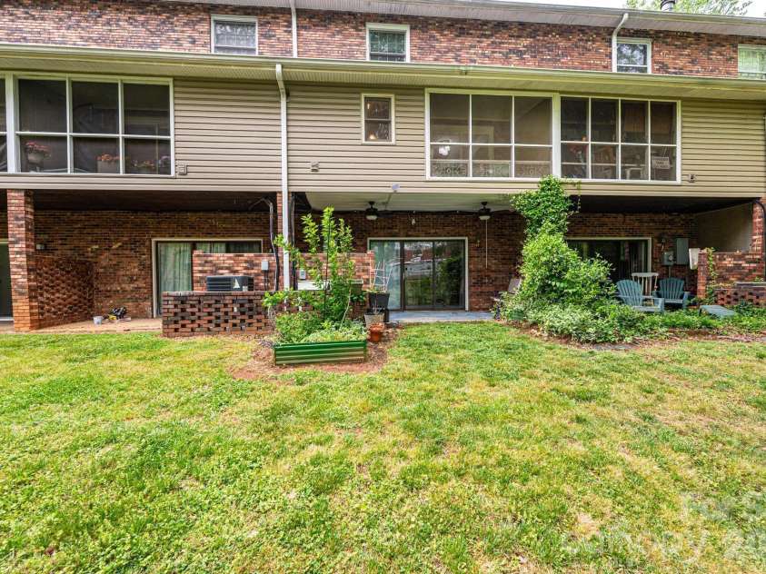 826 6th Street, Hickory, NC 28601.  MLS# CAR4371889, YatesRealty ID 18526. 