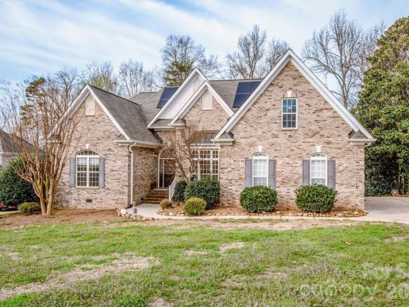 124 Cedar Woods Drive, Mooresville, NC 28117.  MLS# CAR4357080, YatesRealty ID 18527. 