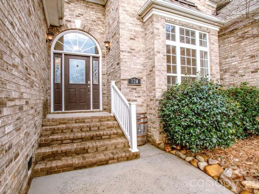 124 Cedar Woods Drive, Mooresville, NC 28117.  MLS# CAR4357080, YatesRealty ID 18527. 