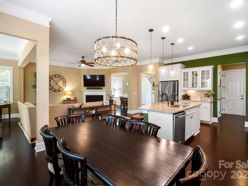 9735 Wheatfield Road, Charlotte, NC 28277.  MLS# CAR4253750, YatesRealty ID 18527. Eat in Kitchen
