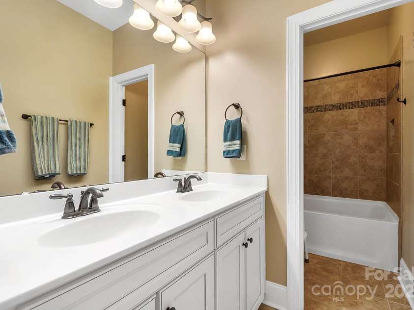 9735 Wheatfield Road, Charlotte, NC 28277.  MLS# CAR4253750, YatesRealty ID 18527. Full Guest Bath with tub and tile surround