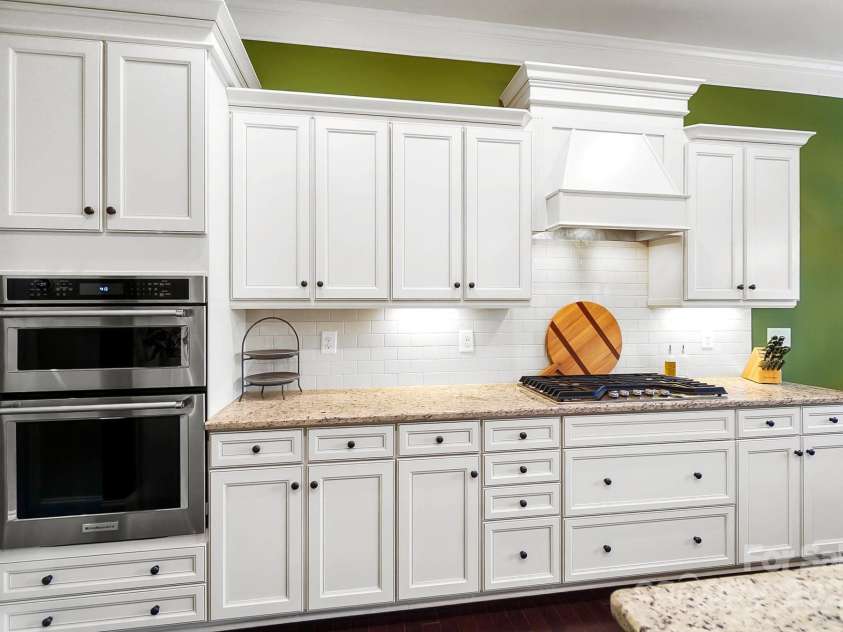 9735 Wheatfield Road, Charlotte, NC 28277.  MLS# CAR4253750, YatesRealty ID 18527. Open concept kitchen with oversized island and S/S Appliances