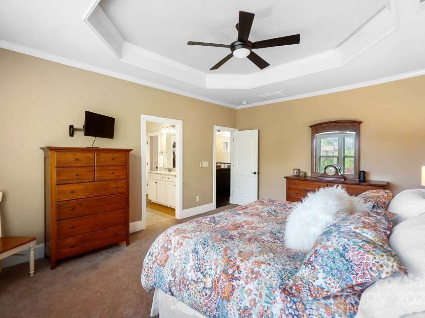 9735 Wheatfield Road, Charlotte, NC 28277.  MLS# CAR4253750, YatesRealty ID 18527. Primary suite with en-suite full bath and walkin closet