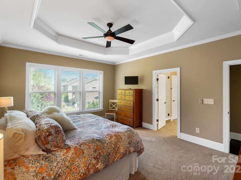 9735 Wheatfield Road, Charlotte, NC 28277.  MLS# CAR4253750, YatesRealty ID 18527. Primary suite with en-suite full bath and walkin closet