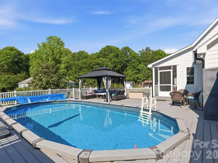7332 Bailywick Drive, Waxhaw, NC 28173.  MLS# CAR4365077, YatesRealty ID 18528. Above ground saltwater pool