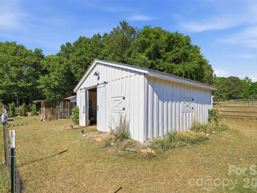 7332 Bailywick Drive, Waxhaw, NC 28173.  MLS# CAR4365077, YatesRealty ID 18528. Full Barn