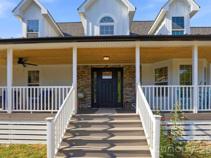 7332 Bailywick Drive, Waxhaw, NC 28173.  MLS# CAR4365077, YatesRealty ID 18528. Large covered front porch