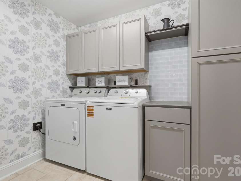 7332 Bailywick Drive, Waxhaw, NC 28173.  MLS# CAR4365077, YatesRealty ID 18528. Main floor laundry room with ample storage