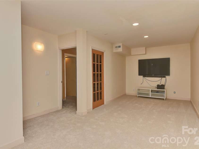 3310 Windbluff Drive, Charlotte, NC 28277.  MLS# CAR4344565, YatesRealty ID 1853. 