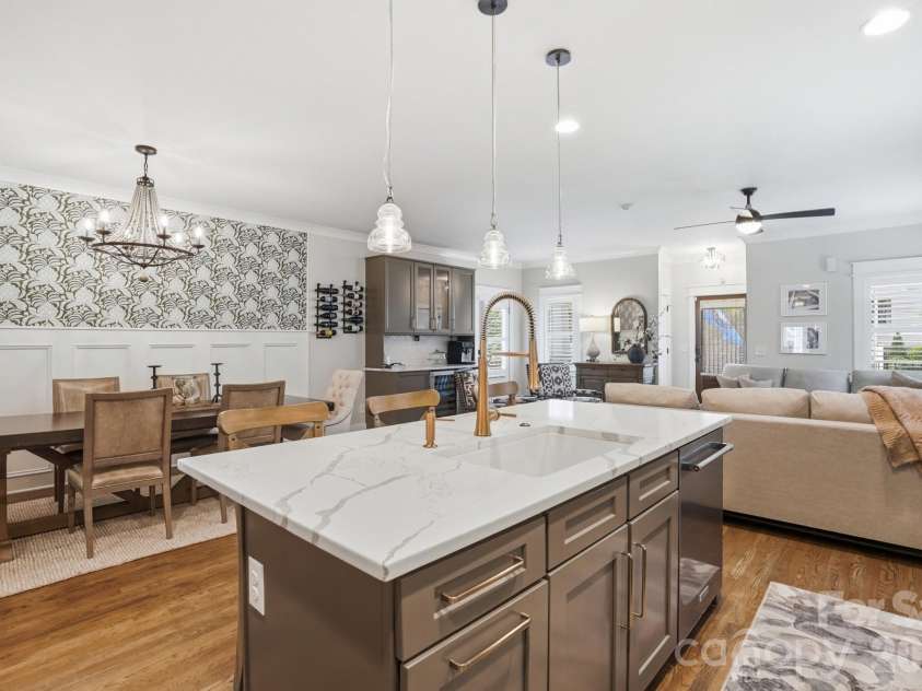 2501 Marshall Place, Charlotte, NC 28203.  MLS# CAR4374983, YatesRealty ID 18532. 