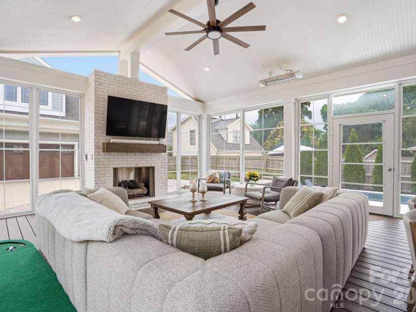 2501 Marshall Place, Charlotte, NC 28203.  MLS# CAR4374983, YatesRealty ID 18532. 