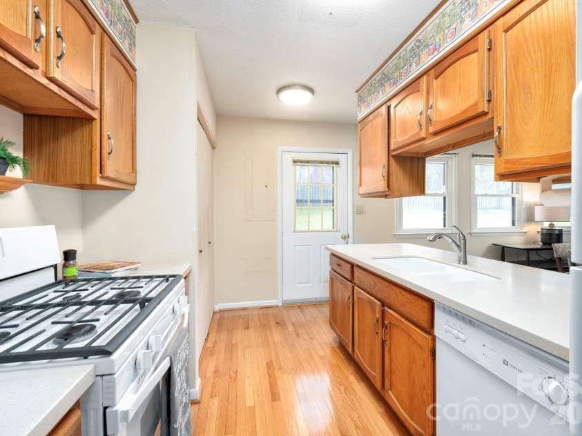 15 Pinedale Road, Asheville, NC 28805.  MLS# CAR4374153, YatesRealty ID 18534. Access to Back Yard