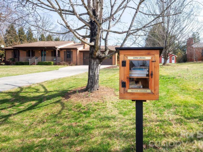 15 Pinedale Road, Asheville, NC 28805.  MLS# CAR4374153, YatesRealty ID 18534. Community Library