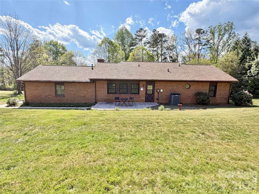 15 Pinedale Road, Asheville, NC 28805.  MLS# CAR4374153, YatesRealty ID 18534. Easy Mowing