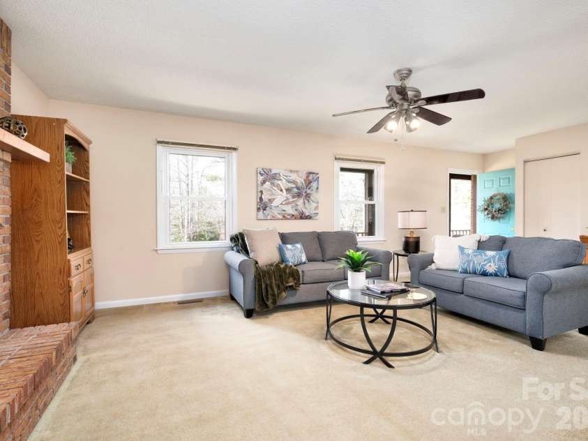 15 Pinedale Road, Asheville, NC 28805.  MLS# CAR4374153, YatesRealty ID 18534. Open Floor Plan