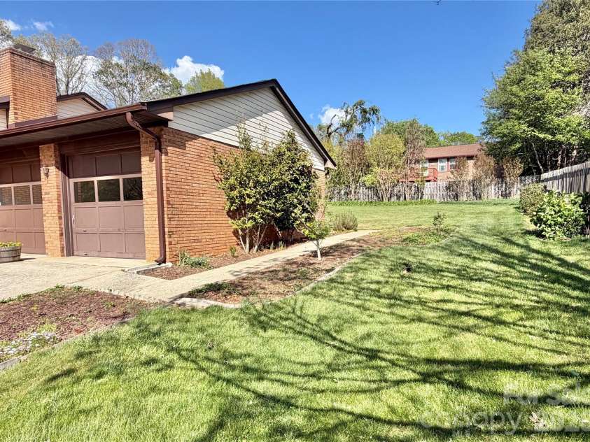 15 Pinedale Road, Asheville, NC 28805.  MLS# CAR4374153, YatesRealty ID 18534. Side Yard