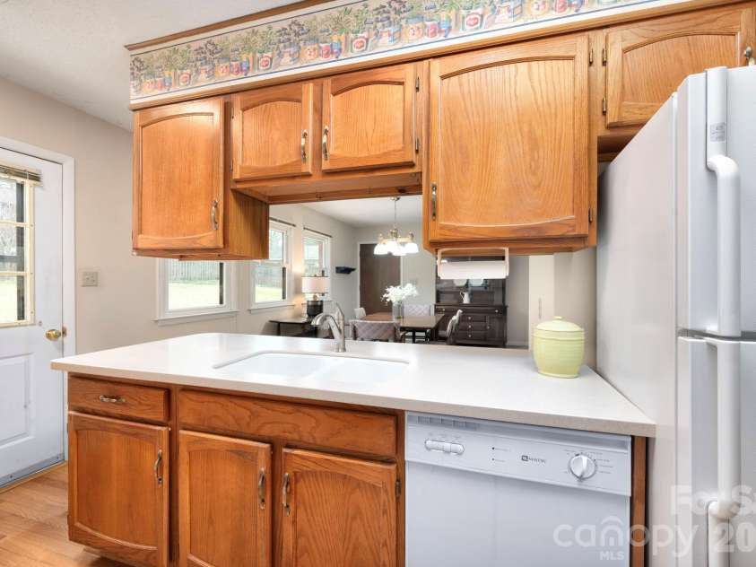 15 Pinedale Road, Asheville, NC 28805.  MLS# CAR4374153, YatesRealty ID 18534. Well Maintained Kitchen
