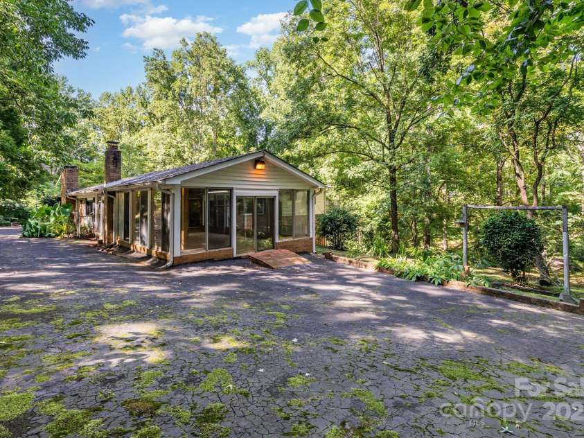 681 Pine Bluff Circle, Kannapolis, NC 28081.  MLS# CAR4286822, YatesRealty ID 18536. 