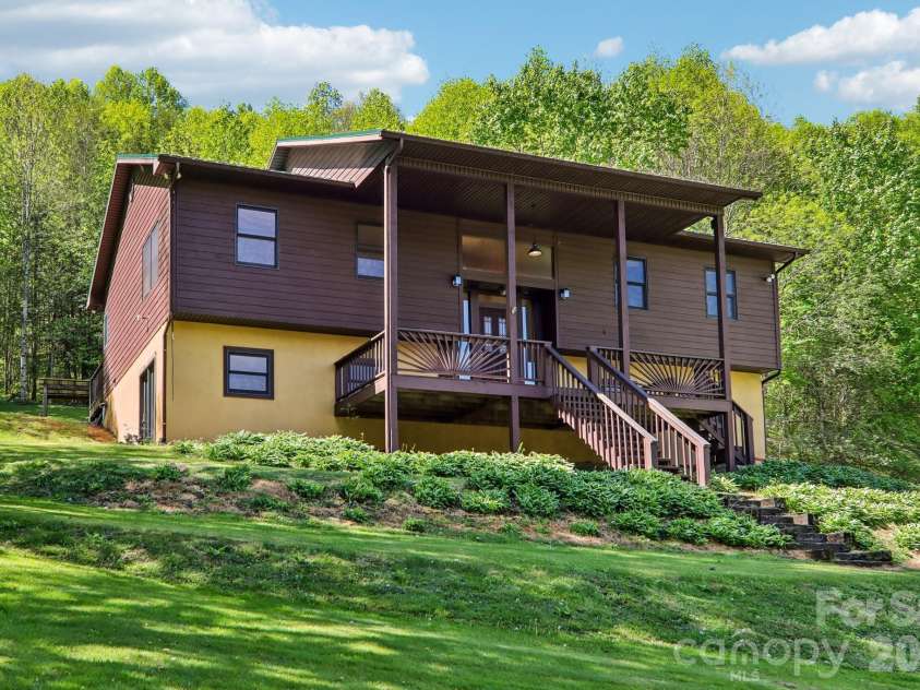 129 Cash Phillips Drive, Mars Hill, NC 28754.  MLS# CAR4371101, YatesRealty ID 18538. Charming Curb Appeal