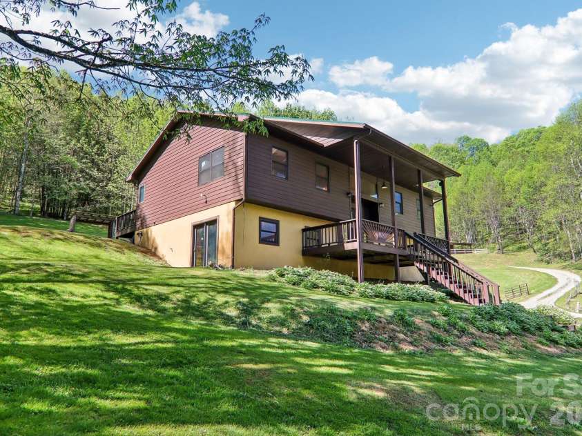 129 Cash Phillips Drive, Mars Hill, NC 28754.  MLS# CAR4371101, YatesRealty ID 18538. Charming Curb Appeal