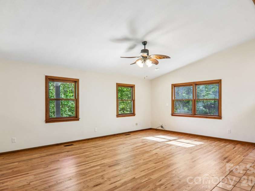 129 Cash Phillips Drive, Mars Hill, NC 28754.  MLS# CAR4371101, YatesRealty ID 18538. Great Room Spacious Open Floor Plan
