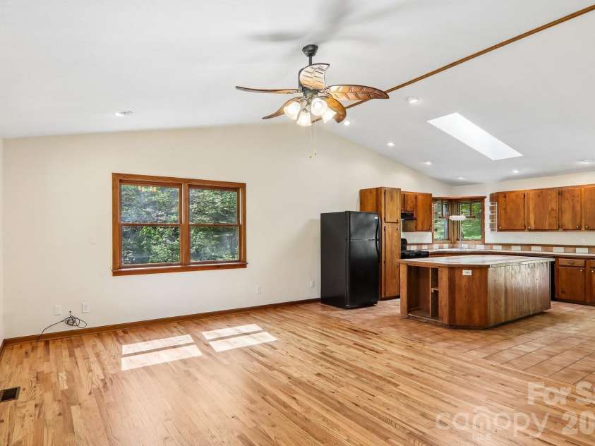 129 Cash Phillips Drive, Mars Hill, NC 28754.  MLS# CAR4371101, YatesRealty ID 18538. Great Room Spacious Open Floor Plan