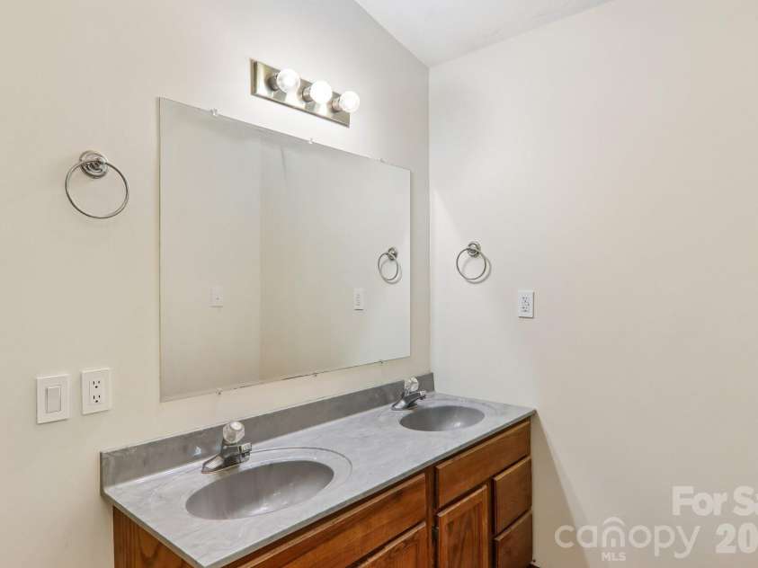 129 Cash Phillips Drive, Mars Hill, NC 28754.  MLS# CAR4371101, YatesRealty ID 18538. Primary Bathroom