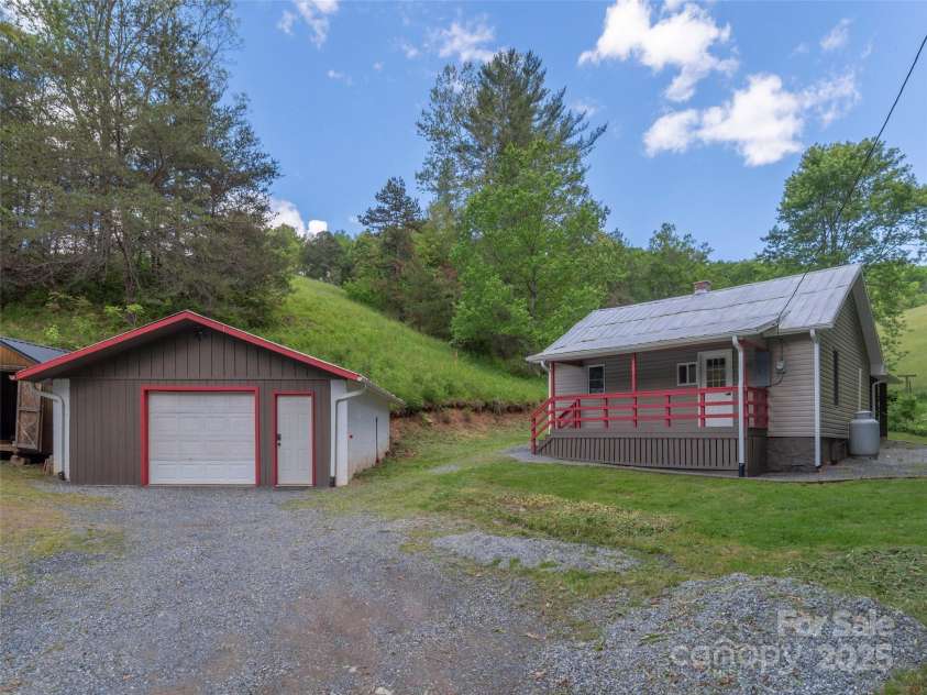 280 Noland Drive, Clyde, NC 28721.  MLS# CAR4257676, YatesRealty ID 18538. 