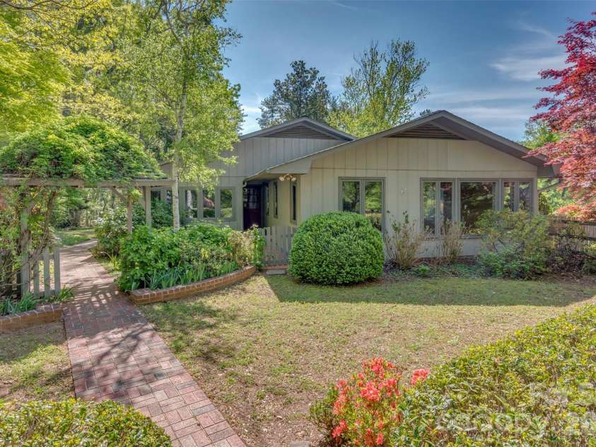 176 Fox Run Lane, Tryon, NC 28782.  MLS# CAR4359459, YatesRealty ID 18539. 