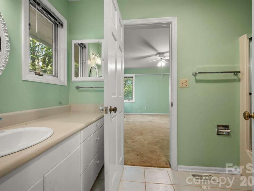 176 Fox Run Lane, Tryon, NC 28782.  MLS# CAR4359459, YatesRealty ID 18539. 