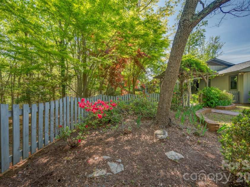 176 Fox Run Lane, Tryon, NC 28782.  MLS# CAR4359459, YatesRealty ID 18539. 