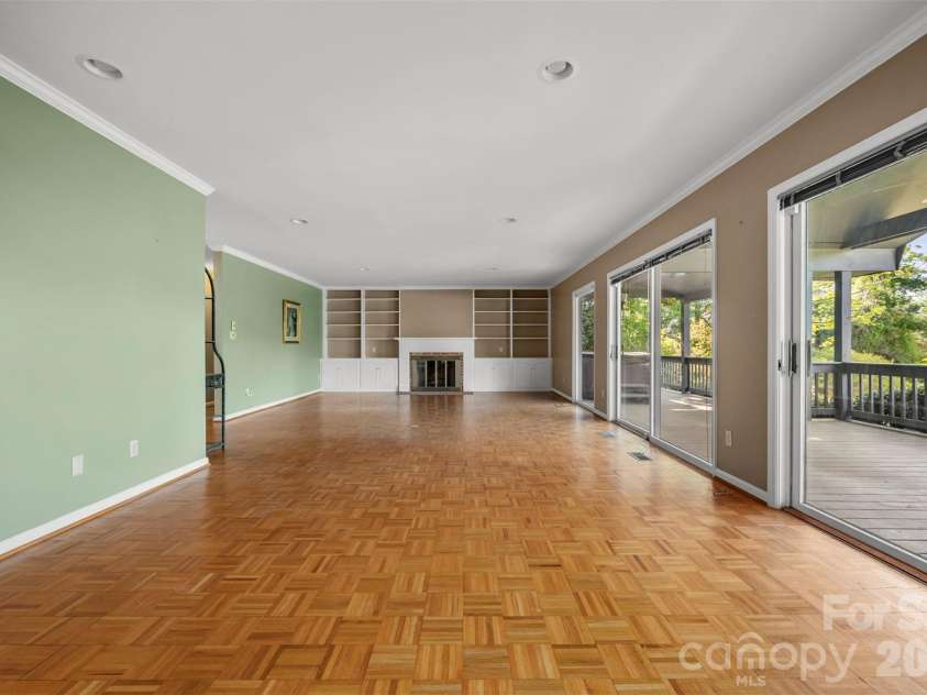 176 Fox Run Lane, Tryon, NC 28782.  MLS# CAR4359459, YatesRealty ID 18539. Living room