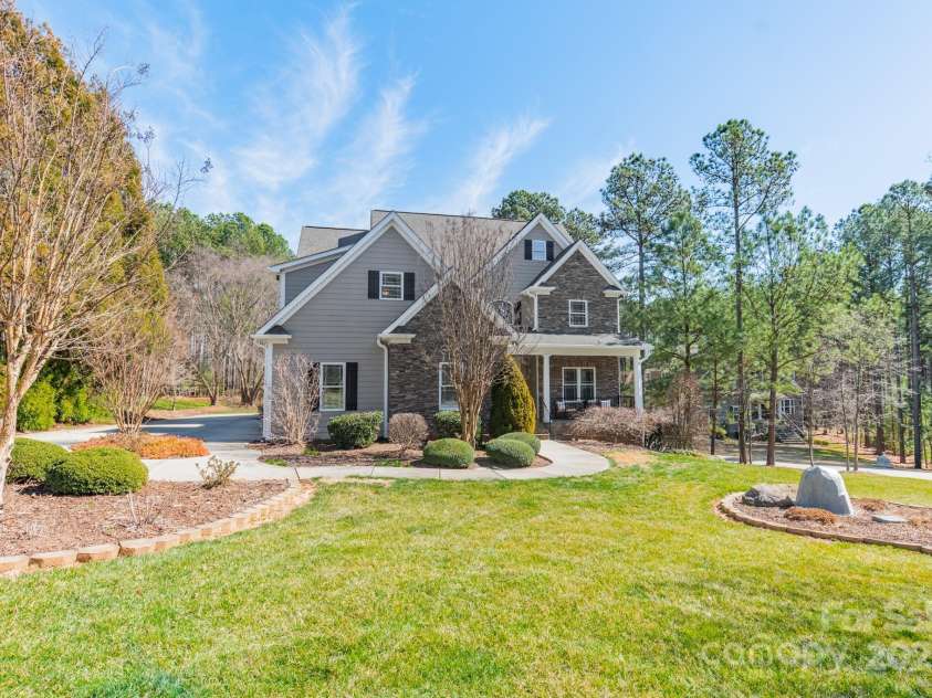 165 Blue Ridge Trail, Mooresville, NC 28117.  MLS# CAR4225294, YatesRealty ID 18540. Large front yard.