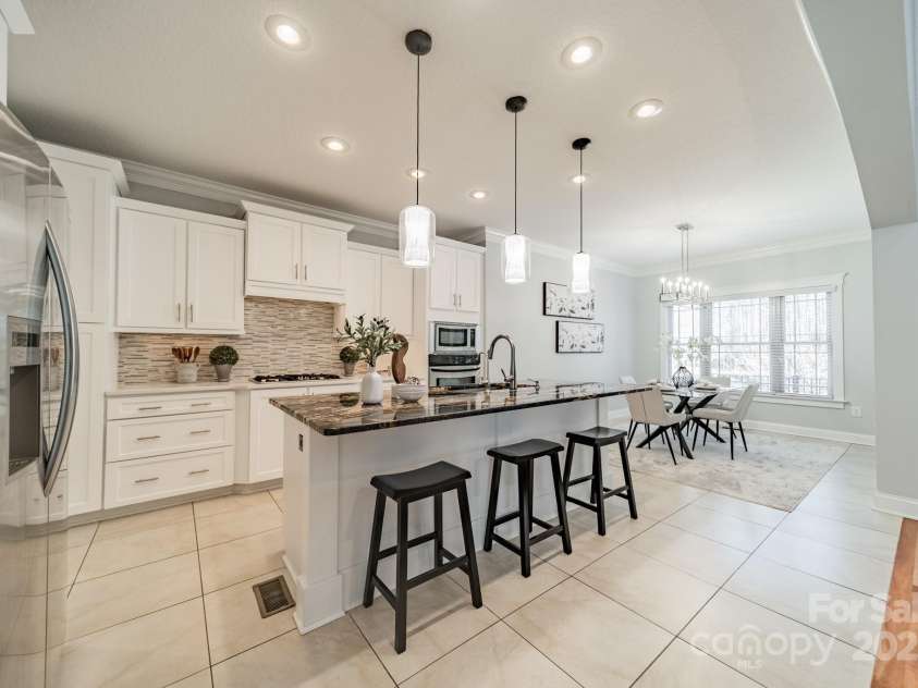 165 Blue Ridge Trail, Mooresville, NC 28117.  MLS# CAR4225294, YatesRealty ID 18540. Updated kitchen with quartz and granite counters, designer backsplash, counter seating as well as a separate breakfast area.