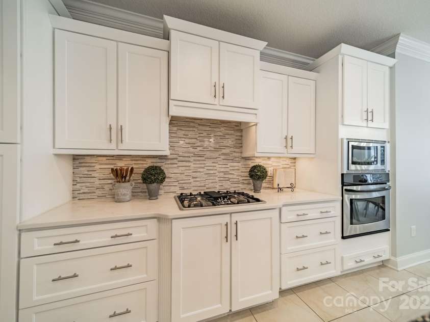 165 Blue Ridge Trail, Mooresville, NC 28117.  MLS# CAR4225294, YatesRealty ID 18540. Updated kitchen with soft close cabinets and drawers, and gas burners.