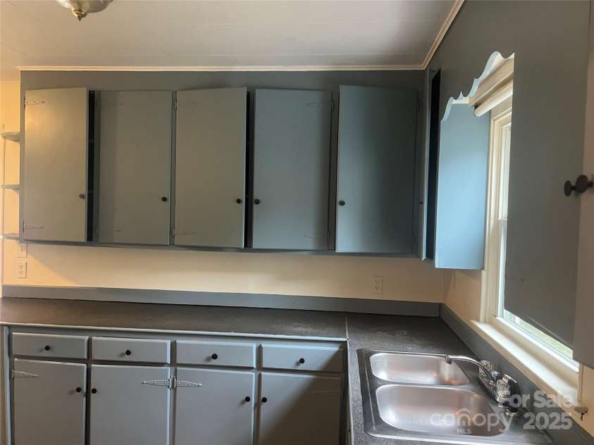 243 Governors View, Asheville, NC 28805.  MLS# CAR4317997, YatesRealty ID 18540. 