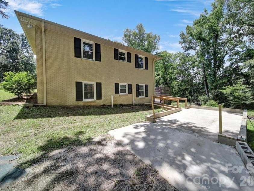 926 Meadow Lakes Road, Rock Hill, SC 29732.  MLS# CAR4269241, YatesRealty ID 18542. 2nd driveway