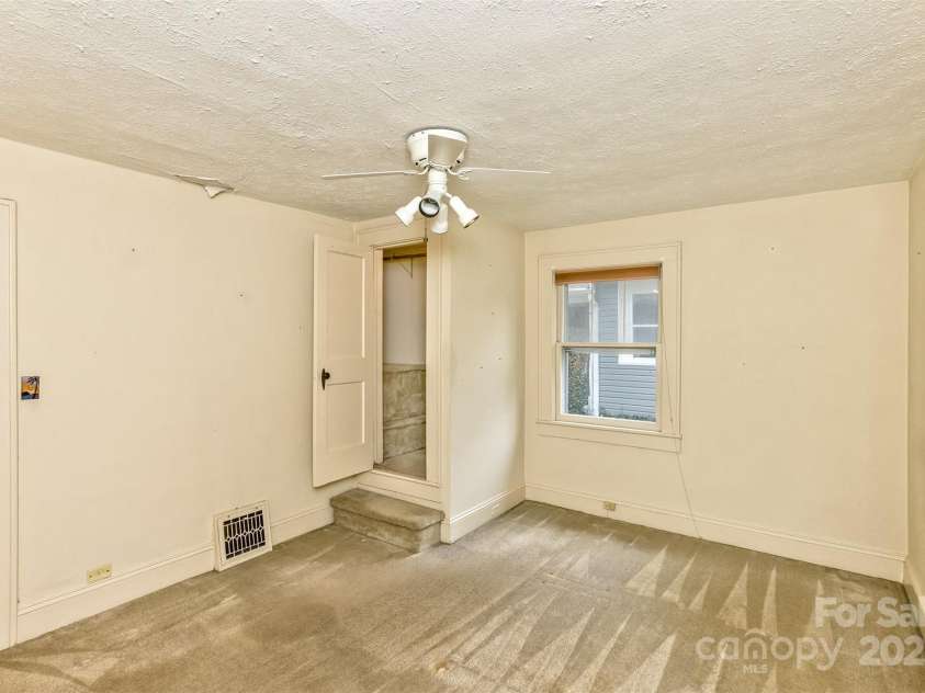 20 Kenilwood Place, Asheville, NC 28803.  MLS# CAR4264900, YatesRealty ID 18543. Bedroom 1