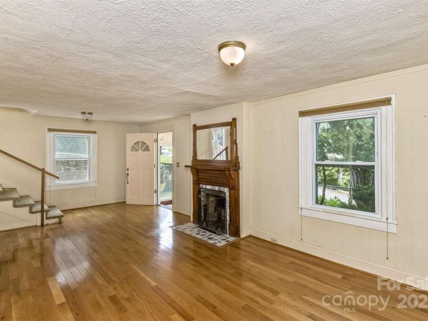 20 Kenilwood Place, Asheville, NC 28803.  MLS# CAR4264900, YatesRealty ID 18543. Fireplace and lots of hardwoods!