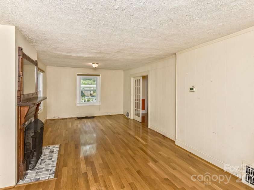 20 Kenilwood Place, Asheville, NC 28803.  MLS# CAR4264900, YatesRealty ID 18543. Living room spans the entire length of the front of the house.