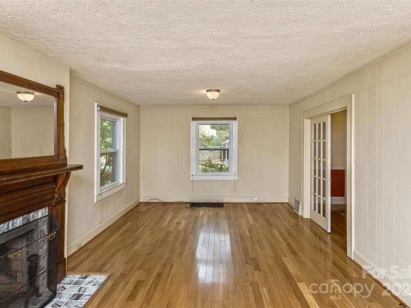 20 Kenilwood Place, Asheville, NC 28803.  MLS# CAR4264900, YatesRealty ID 18543. Lots of space to suit your desired layout.