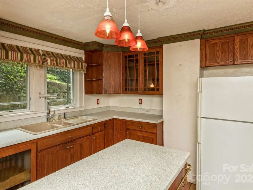 20 Kenilwood Place, Asheville, NC 28803.  MLS# CAR4264900, YatesRealty ID 18543. Plenty of cabinet space.