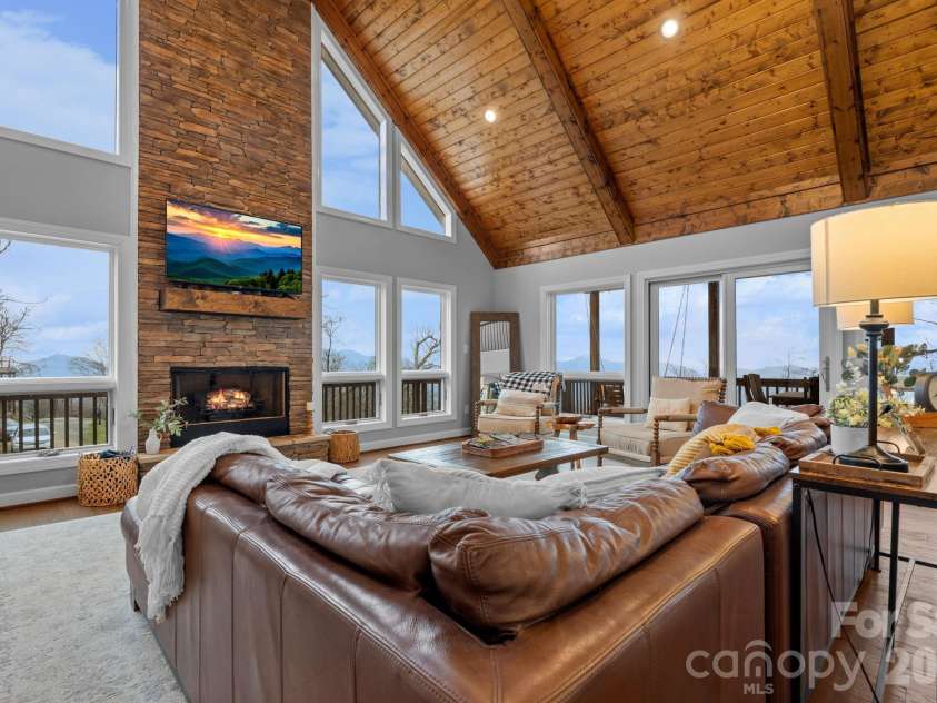 94 Silver Fox Ridge, Beech Mountain, NC 28604.  MLS# CAR4364580, YatesRealty ID 18543. 