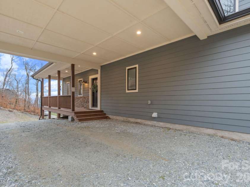 94 Silver Fox Ridge, Beech Mountain, NC 28604.  MLS# CAR4364580, YatesRealty ID 18543. 