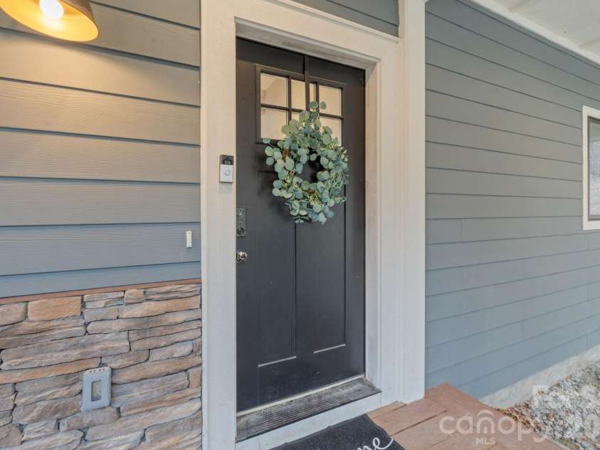 94 Silver Fox Ridge, Beech Mountain, NC 28604.  MLS# CAR4364580, YatesRealty ID 18543. 