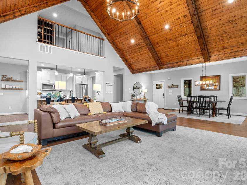 94 Silver Fox Ridge, Beech Mountain, NC 28604.  MLS# CAR4364580, YatesRealty ID 18543. 