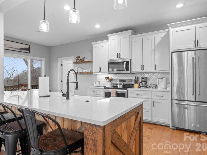 94 Silver Fox Ridge, Beech Mountain, NC 28604.  MLS# CAR4364580, YatesRealty ID 18543. 