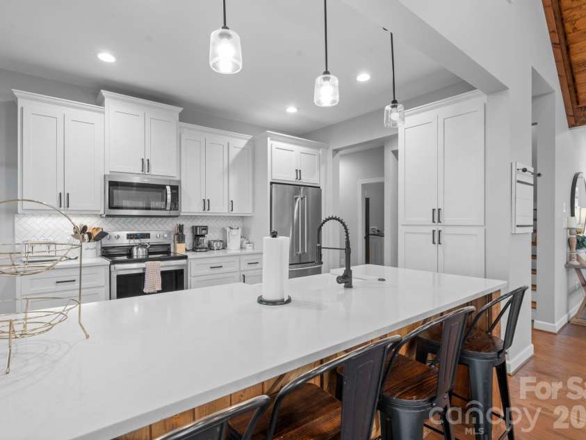 94 Silver Fox Ridge, Beech Mountain, NC 28604.  MLS# CAR4364580, YatesRealty ID 18543. 