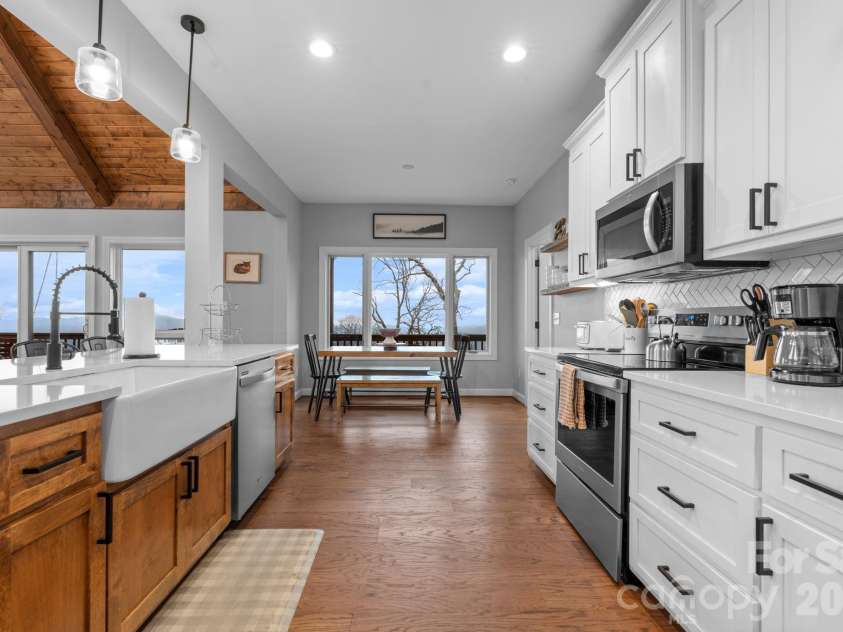 94 Silver Fox Ridge, Beech Mountain, NC 28604.  MLS# CAR4364580, YatesRealty ID 18543. 