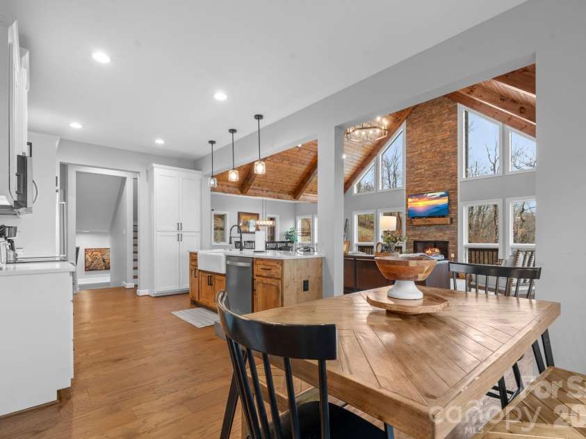 94 Silver Fox Ridge, Beech Mountain, NC 28604.  MLS# CAR4364580, YatesRealty ID 18543. 